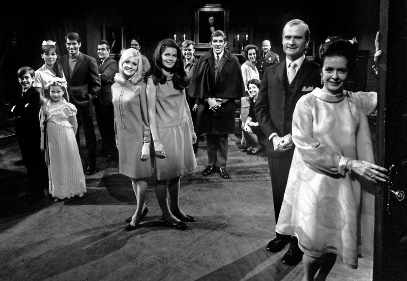 dark-shadows-1966-cast-photo-kathryn-leigh-scott-in-waitress-uniform-at-left-joan-bennett-at-right-vampire-jonathan-frid-and-blond-nancy-barrett-with-alexandra-isles-center