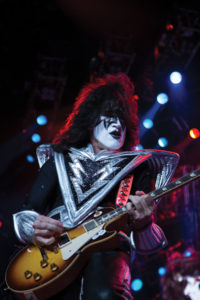 tommy-thayer-kiss