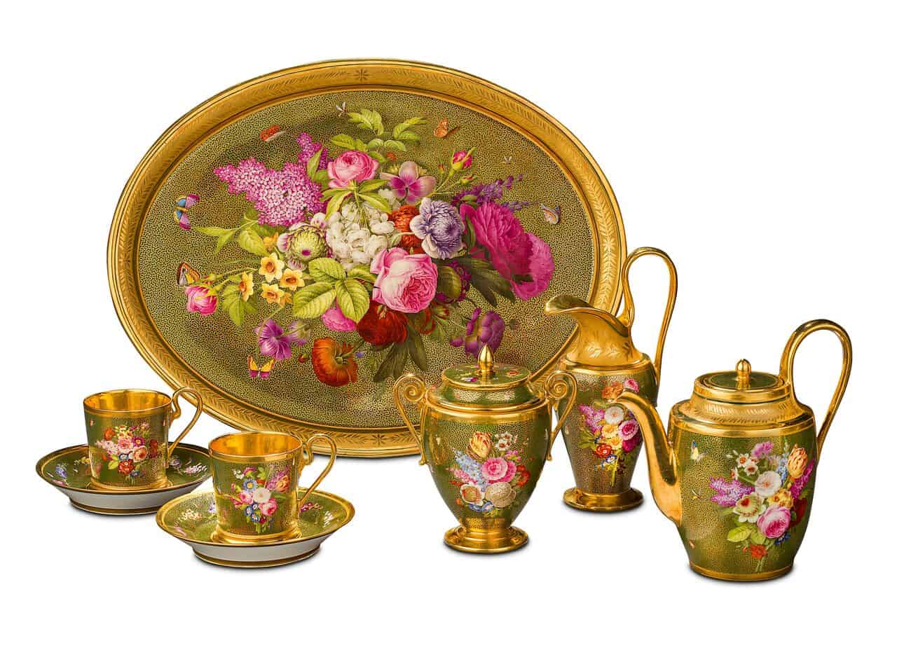 Tea service called the "green ground, groups of flowers," and its case given to cardinal Fesch as a New Year's gift in 1812.