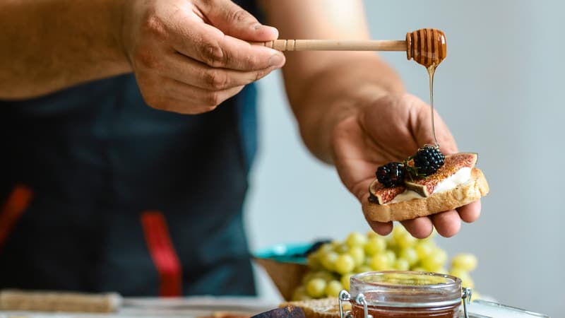 Drizzling honey on food yum