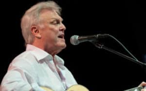 Tommy Roe singing Image