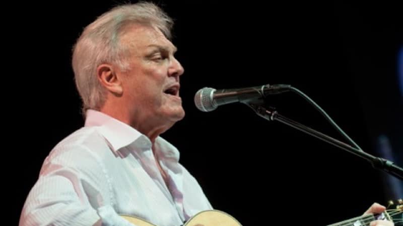 Tommy Roe singing