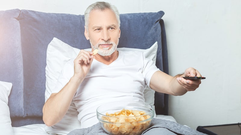 Man using a hunger scale to eat his chips