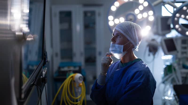 Surgeon's risky behavior Image