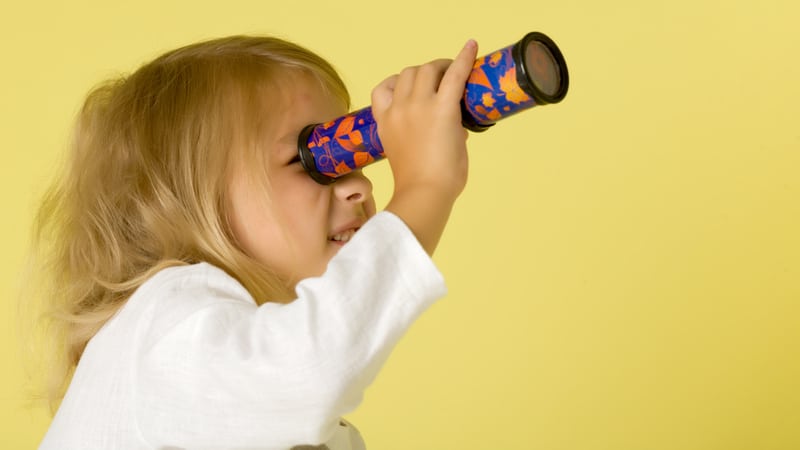 Little girl looking through a kaleidoscope at Richmond Restaurant Week