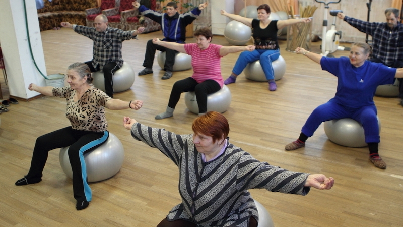 seniors gym class Photo by Dimaberkut Dreamstime. For article on Do these 5 things right now for a healthy holiday season