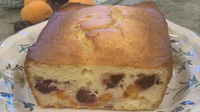 The simple cake benefits from the slightly sour, yet creamy yogurt, and the vanilla is essential for its flavor. This simple yogurt loaf recipe includes cherries and apricots – or other summery fruits. Enjoy it at breakfast, as a snack, or for dessert!