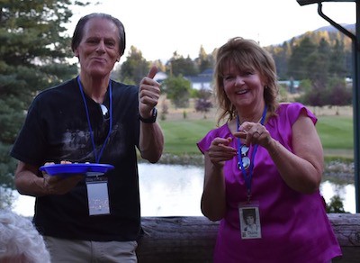 Two ex-classmates visit and eat by the river