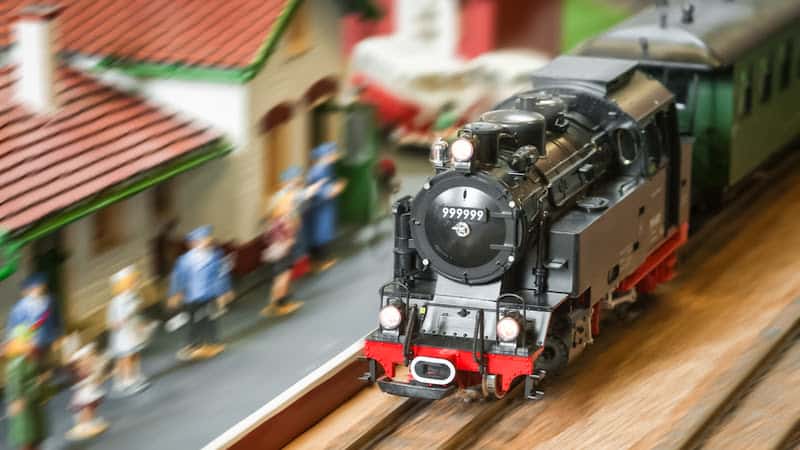 Model railroad train for July 20 what's booming and Nov. 23 - Holiday Cheer Is Here