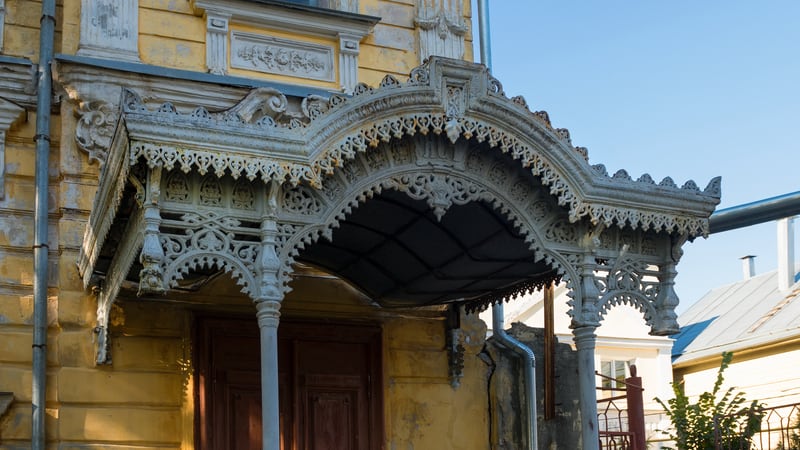 house porch peeling paint, credit Konstantin Pukhov. An annoyed neighbor is tired of an unkempt house and lawn. See what “Ask Amy” advises for improving the neighborhood.