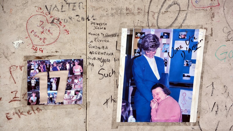 Graffiti in Paris, France, after Princess Diana's death. Image by Meunierd