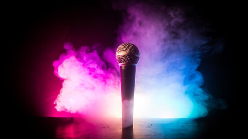 karaoke microphone, image by Ilkin Guliyev, for article on an obituary to karaoke