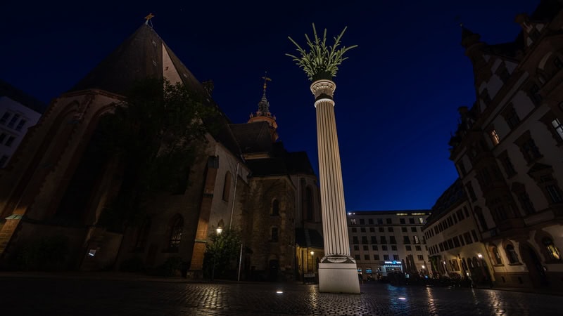 The Nikolai pillar illuminated at night in Leipzig. Built in view of its importance in the 1989 Peaceful Revolution. CREDIT: Holger Kleine