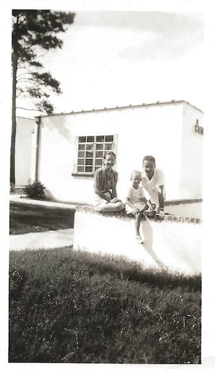 Lonnie Mann with his parents at what may be Lloyd’s Motor Court in Myrtle Beach, South Carolina, taken in the late 1940s or very early ’50s.
