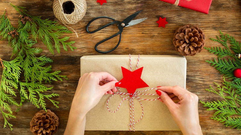 Use these practical tips to give better holiday gifts this year. You’ll be happy to know that a bigger price tag doesn’t necessarily mean a happier recipient! A growing body of research from behavioral finance experts identifies the kinds of presents that people typically like best and the mental quirks that prevent many people from buying them. (Dreamstime/TCA)