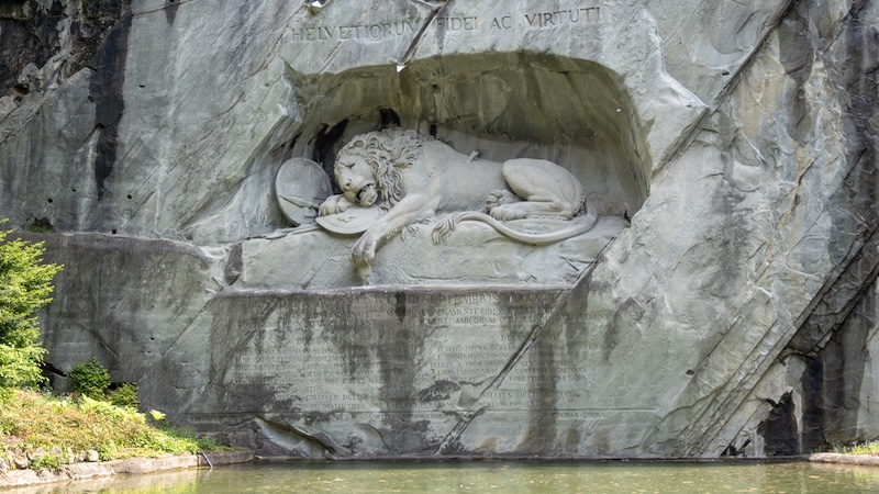 Luzern’s lion, a heartbreaking figure, represents the Swiss mercenaries who were killed or executed defending the French king in the French Revolution. “To the loyalty and bravery of the Swiss.”