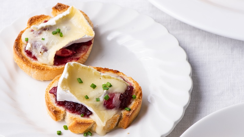 Cranberry-brie crostini is easy and delicious. Image by Jennifer Causey/TCA