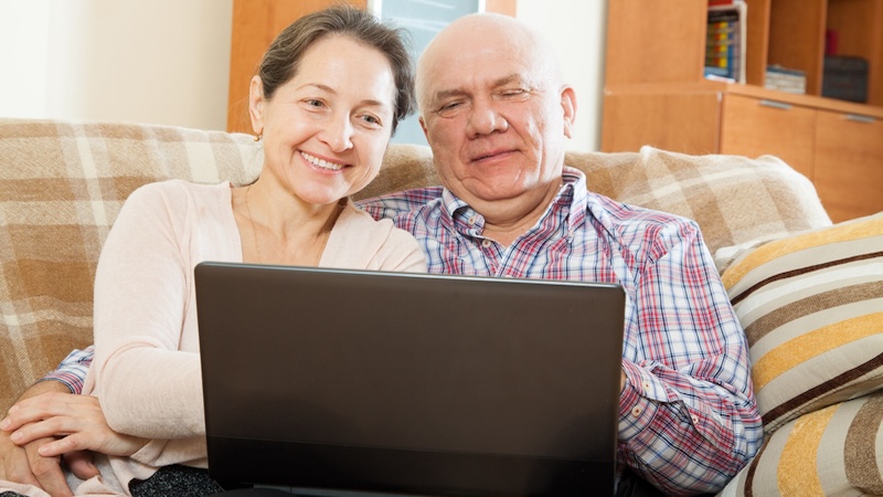 couple on laptop - daria filimonova