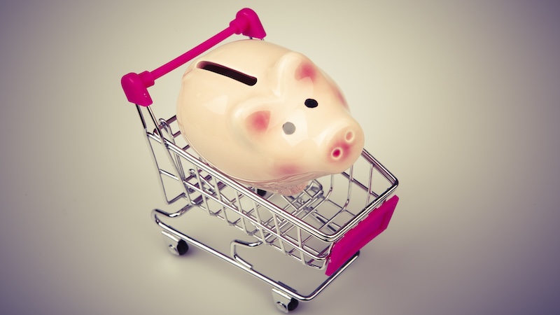 Piggy bank in a mini shopping cart: Ideas for grocery savings hacks
