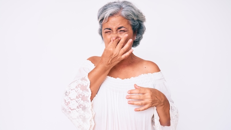 A woman holds her nose because he smells. Aaron Amat