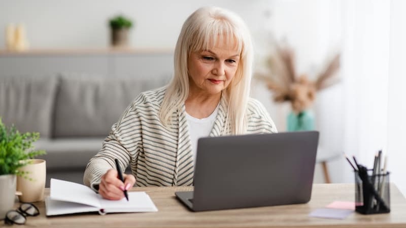 Woman working on a puzzle like Boggle BrainBusters online
