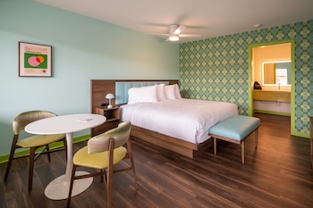 A king room with retro tub at KG Motel. Credit Barling Photography